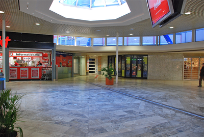 804717 Interieur van het kantoor- en winkelcentrum Hoog Catharijne te Utrecht: Gildenkwartier.